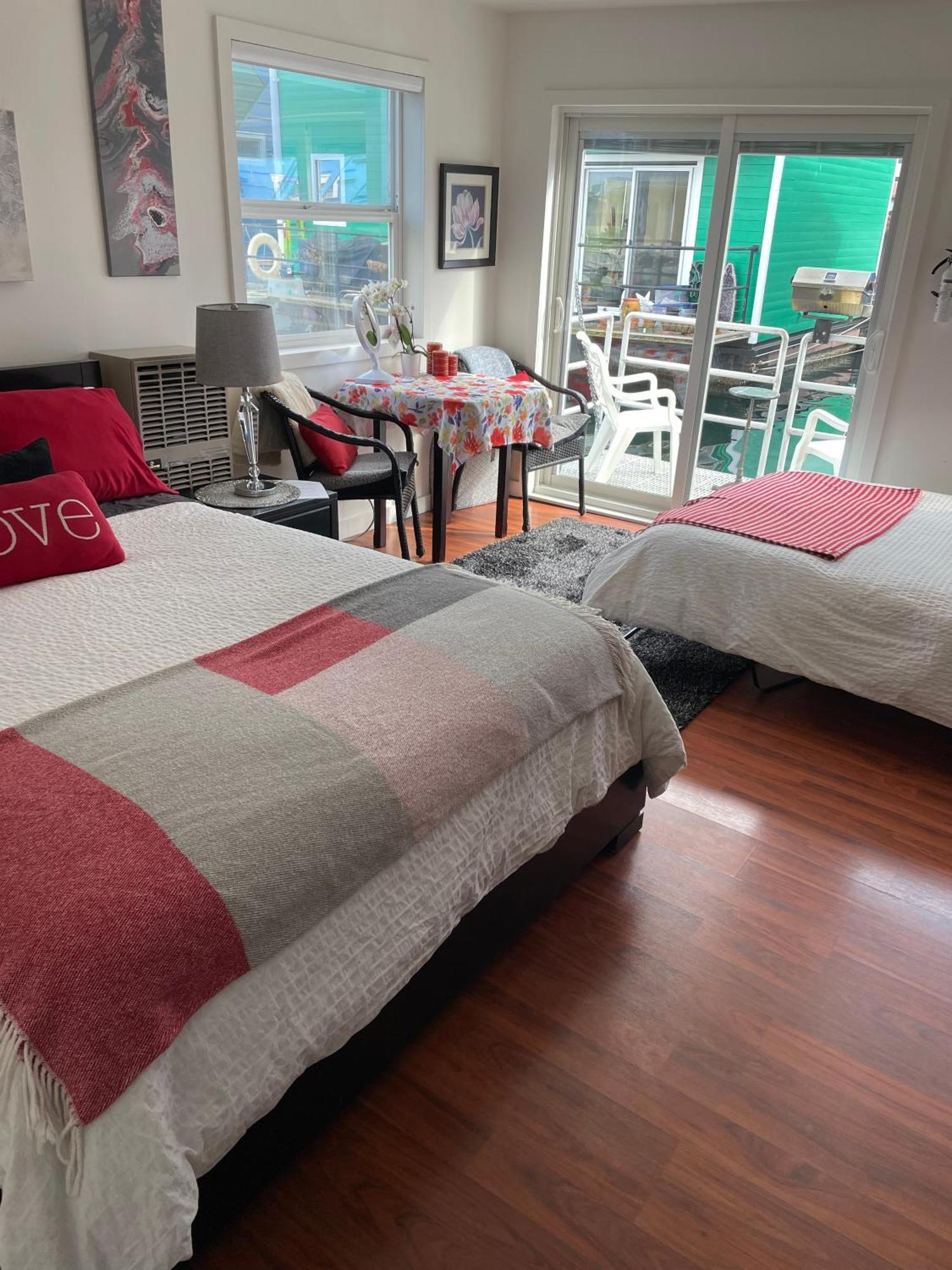A Float Home B&B In Fisherman'S Wharf Victoria Exteriör bild
