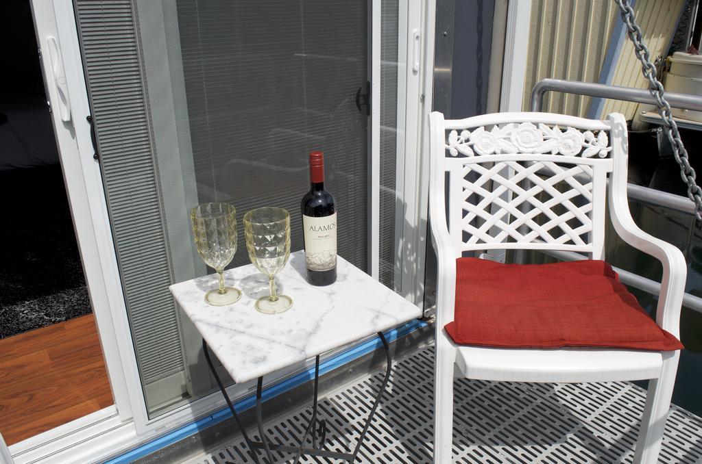 A Float Home B&B In Fisherman'S Wharf Victoria Exteriör bild