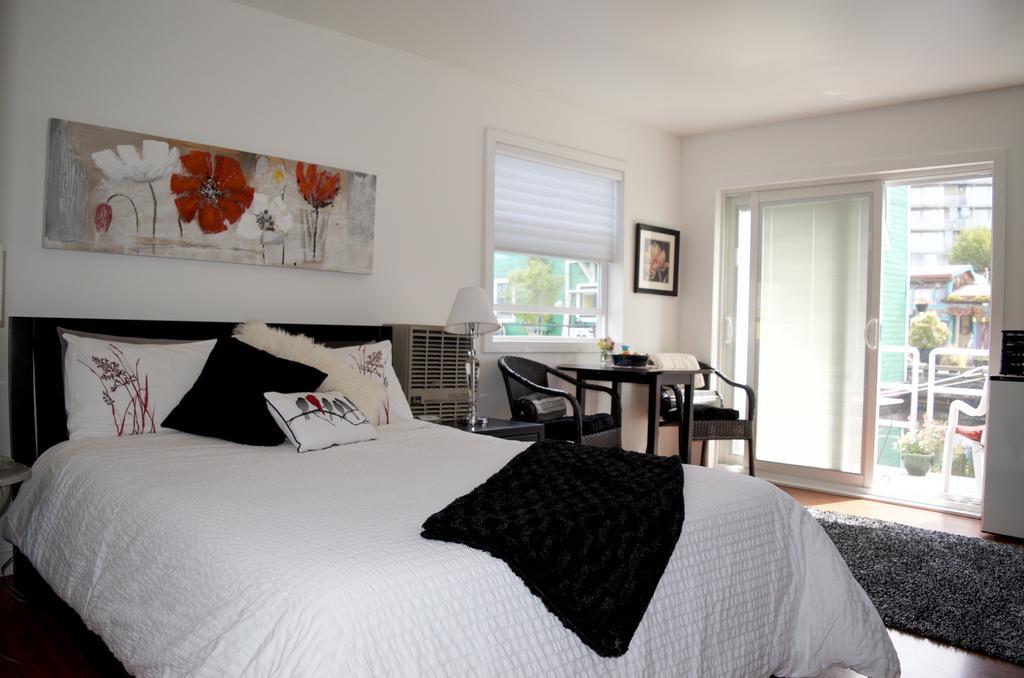 A Float Home B&B In Fisherman'S Wharf Victoria Exteriör bild